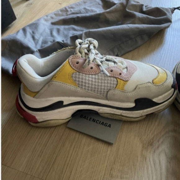 Triple S Balenciaga Trainers LIKE NEW
Side 38 (US 8) - Picture 3 of 4